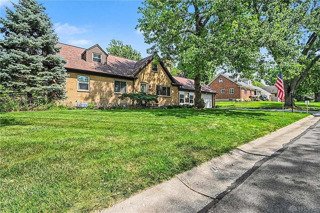 4 bed, 2.5 bath, 2369 sqft, $2,600 — Photo 3
