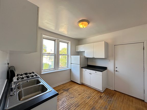 3rd image of 3044 W Wellington Ave #3