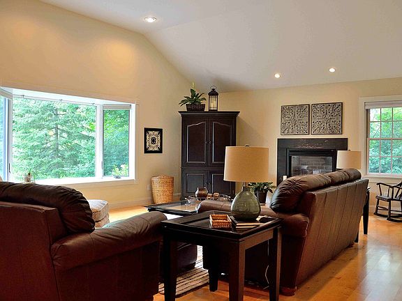 Living room w/ gas fireplace