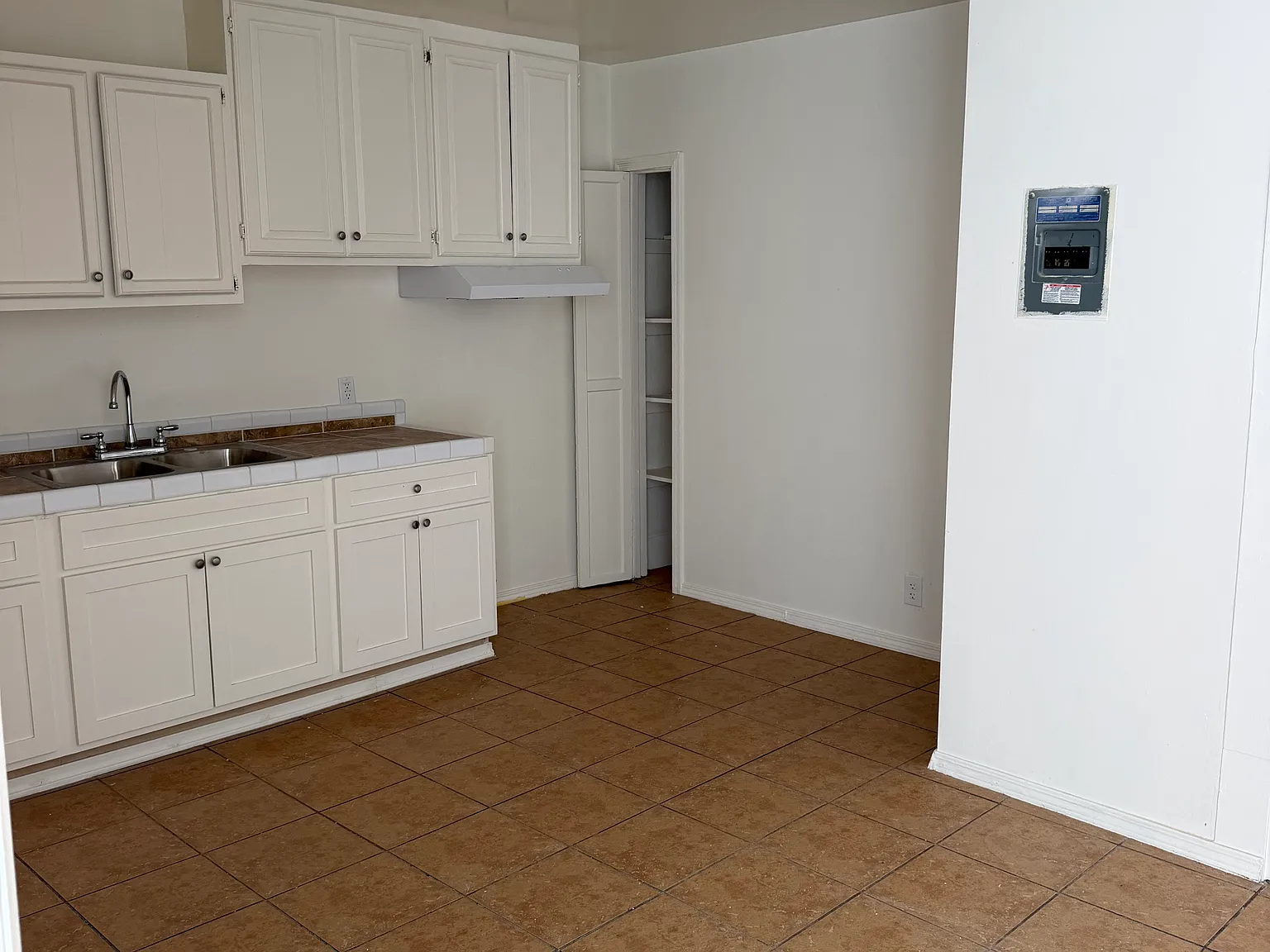2 bed, 1000 sqft, $2,500 — Photo 2