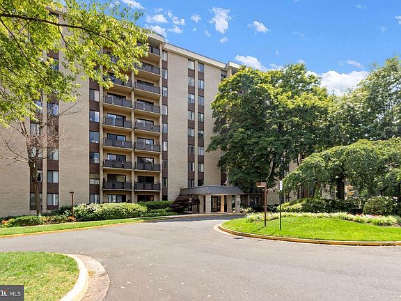 2nd image of 6001 Arlington Blvd APT 216