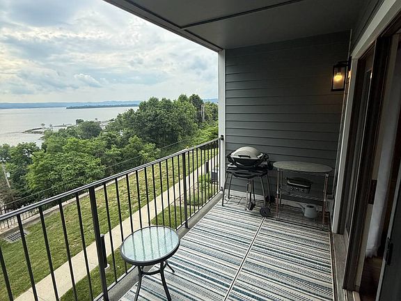 3rd image of 23 Hudson Point Ln