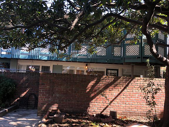 Lower unit: Courtyard exterior view