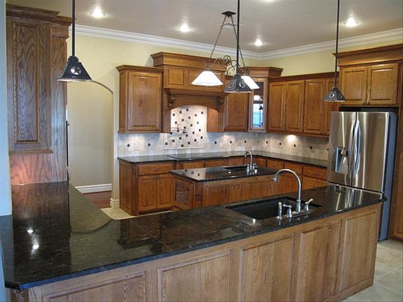 5th image of 215 Sandalwood St