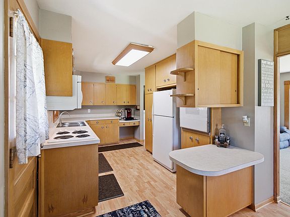 4th image of 204 2nd St NW