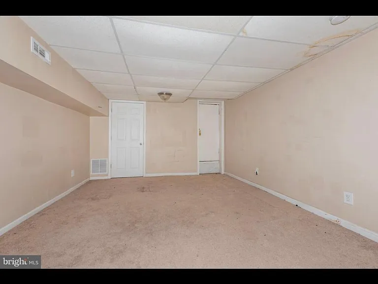 Basement bedroom with walk-in closet, mini kitchen and separate entrance -rented