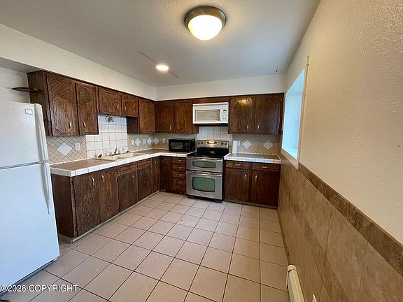 3rd image of 708 N Hoyt St #4