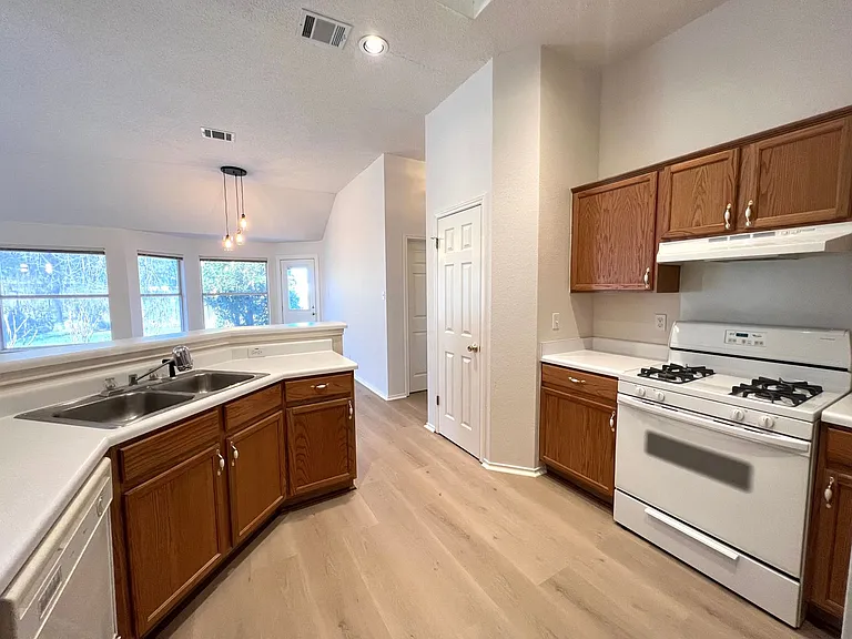 6708 Bancroft Woods Dr — Photo 12