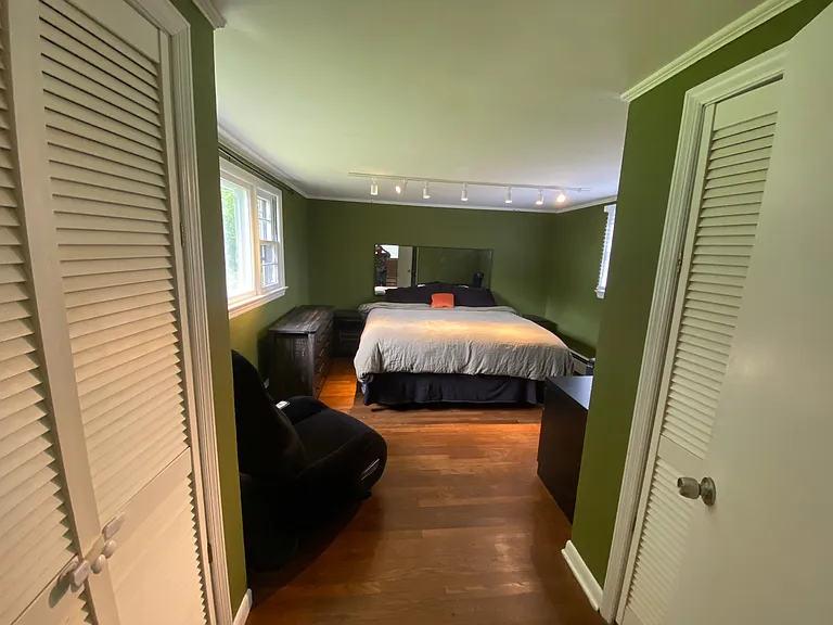 2 closets in main bedroom.. with real oak floors!.. big room with many windows..
