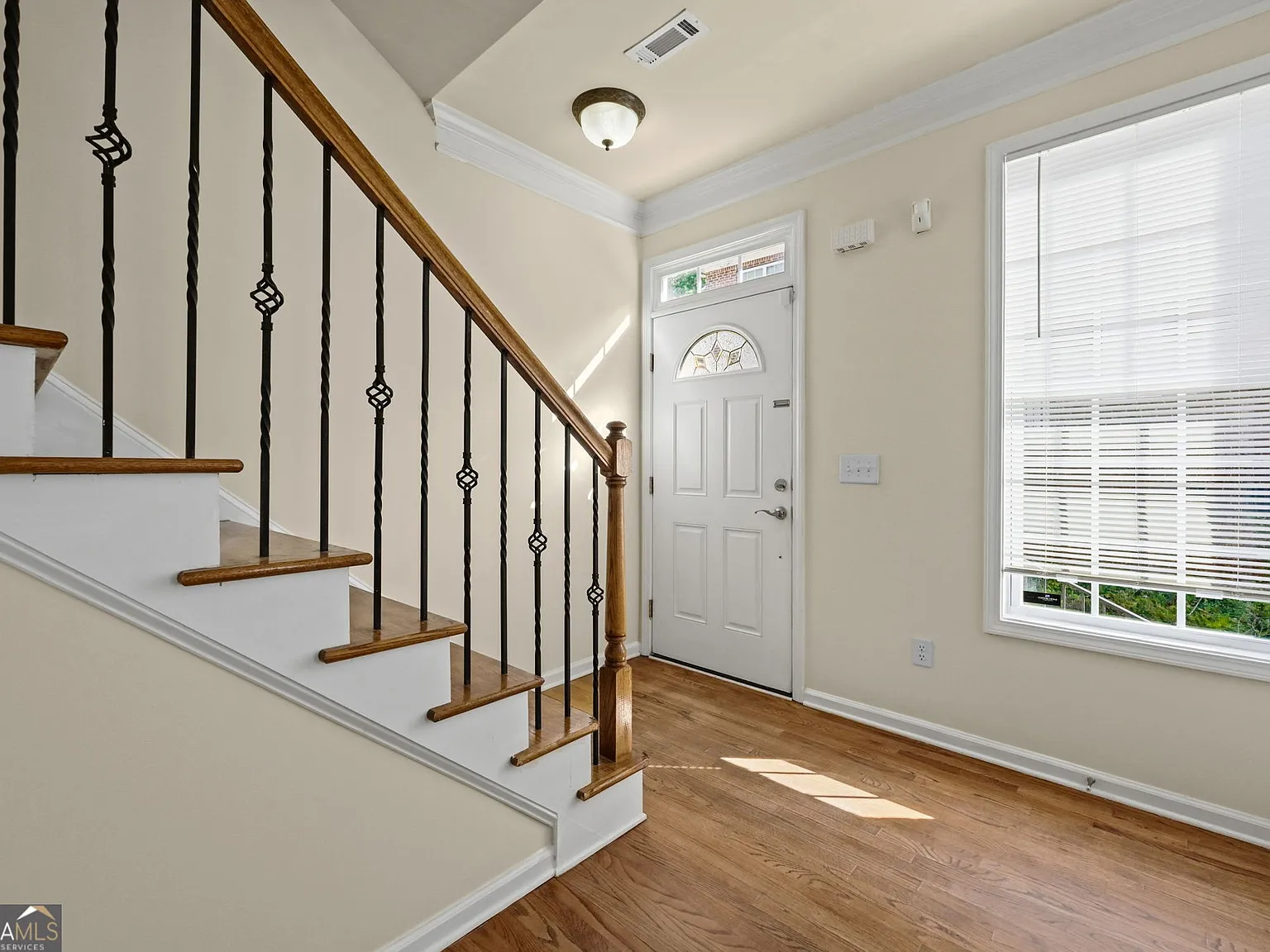 3 bed, 2.5 bath, 2200 sqft, $2,450 — Photo 3