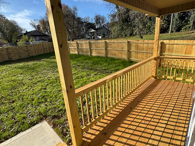 2204 Chester St — Photo 28