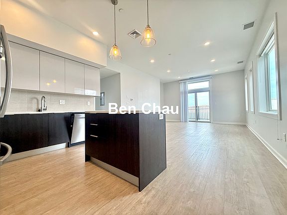 4th image of 14 Ward St #402B