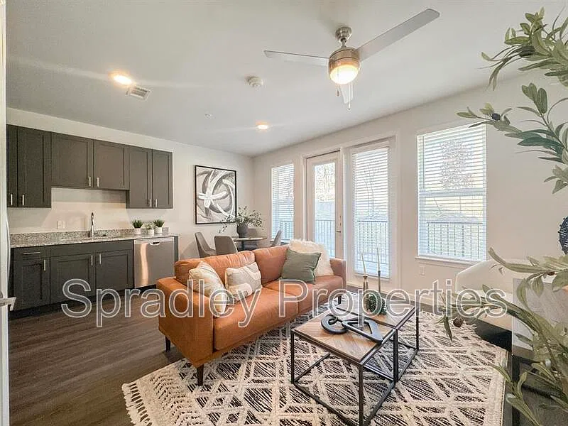 3 bed, 2.0 bath, 1090 sqft, $1,450 — Photo 3
