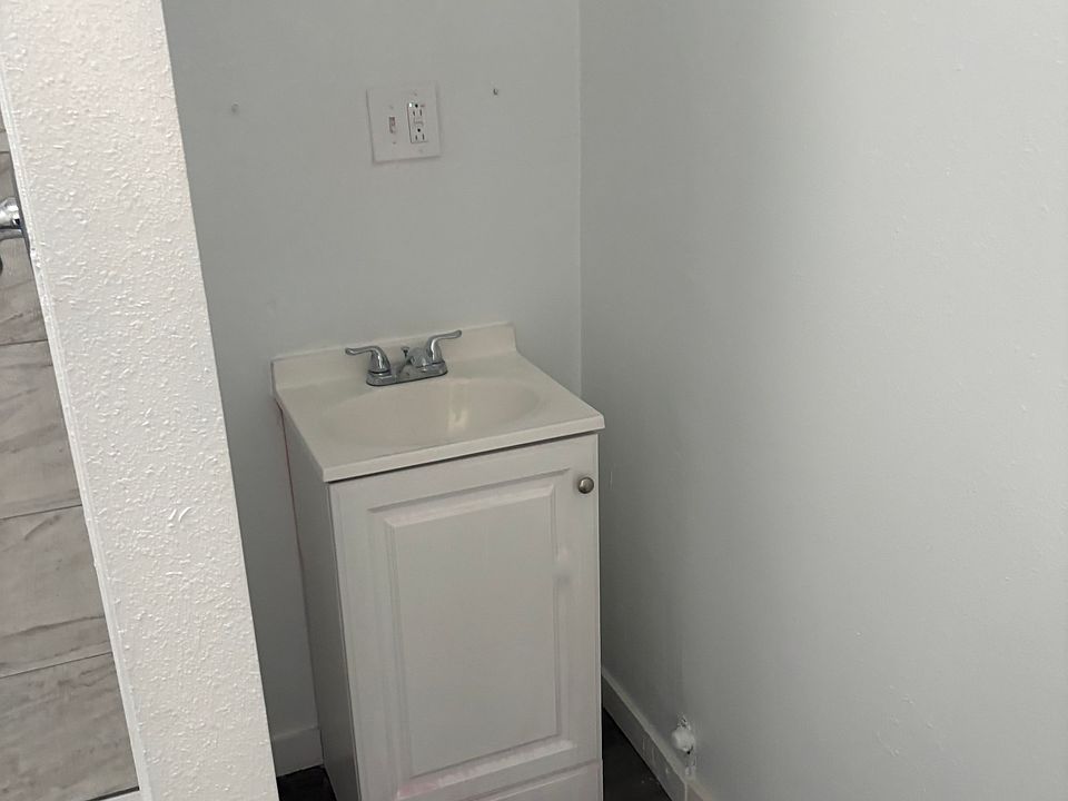 1st image of 402 E 43rd Pl