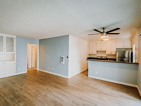 3rd image of 8011 Romaine St #6
