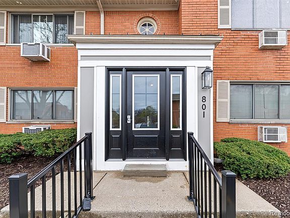 2nd image of 801 Plate St Unit 201