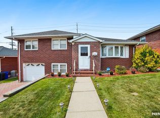 28 Pikeview Ter, Secaucus, NJ 07094
