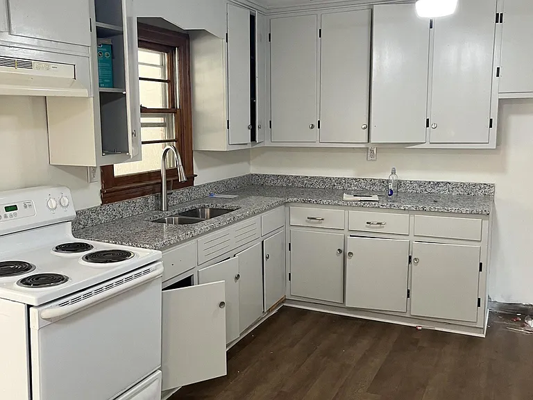 502 Grace St S — Photo 4