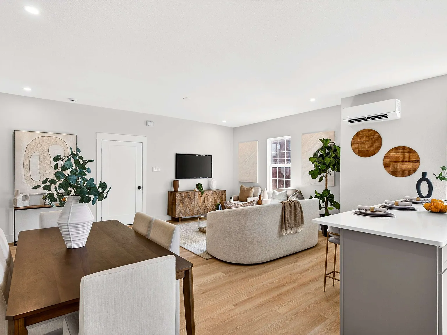 2 bed, 1041 sqft, $1,900 — Photo 4