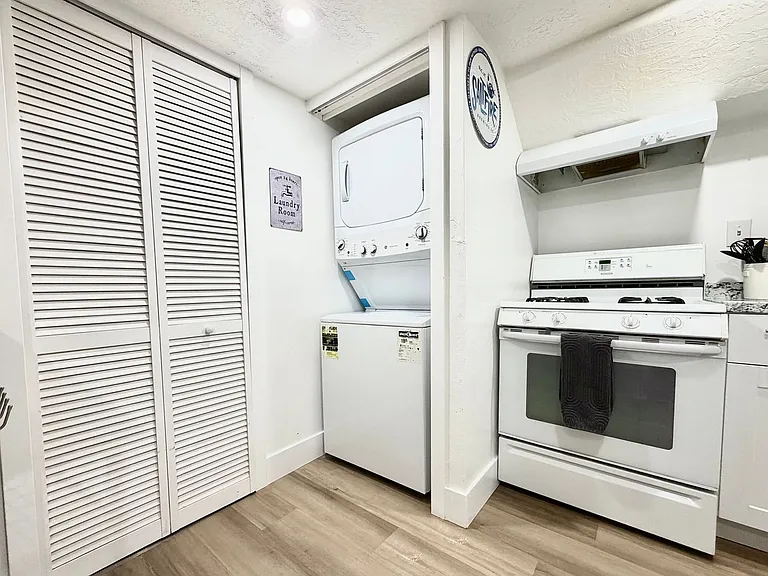 37 W Robert Ave — Photo 2