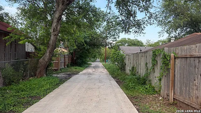 3011 W Cesar E Chavez Blvd — Photo 5