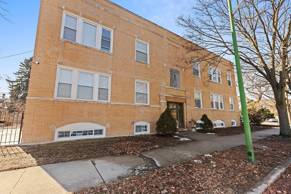 2 bed, 950 sqft, $1,900 — Photo 1