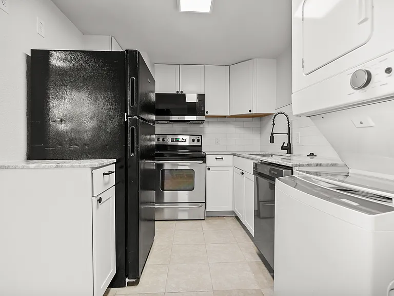 521 W Houston St — Photo 3