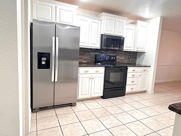kitchen, Fridge, microwave,dishwasher, dishwasher included
