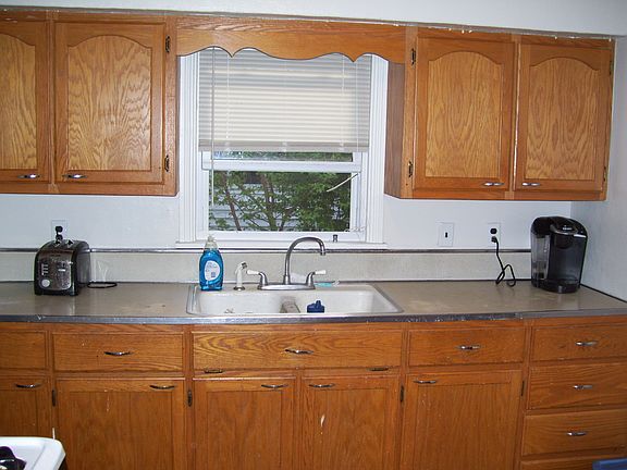 2nd image of 624 W 1st St
