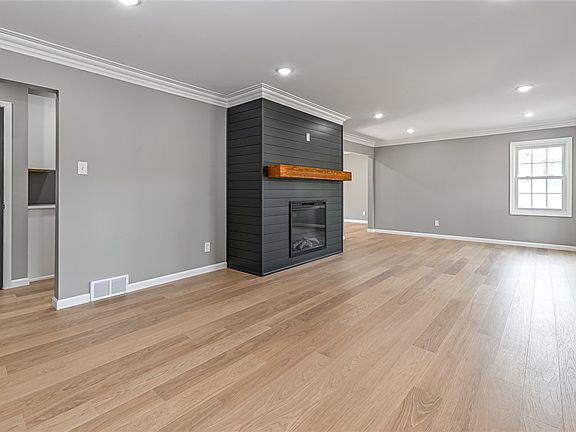 3rd image of 557 Morningstar Dr
