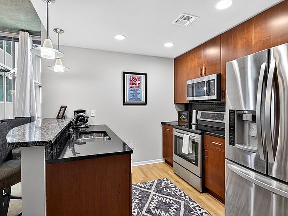5th image of 415 Church St APT 1707