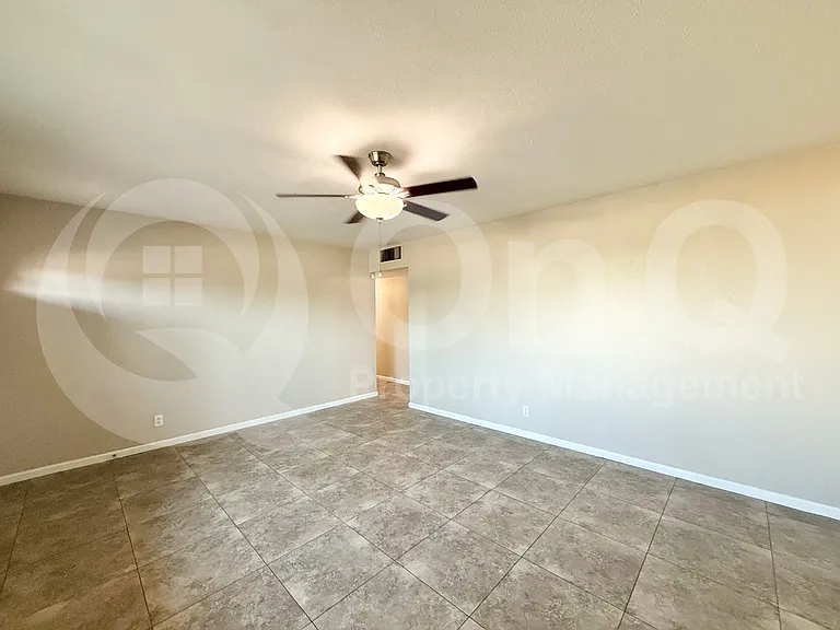 445 E Beatryce St — Photo 7