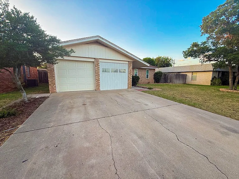 2605 Cambridge St — Photo 3