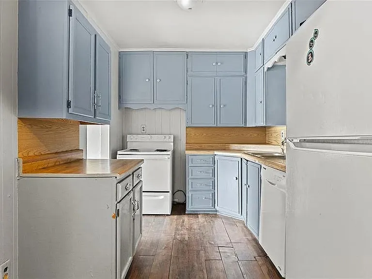 114 W B St — Photo 15