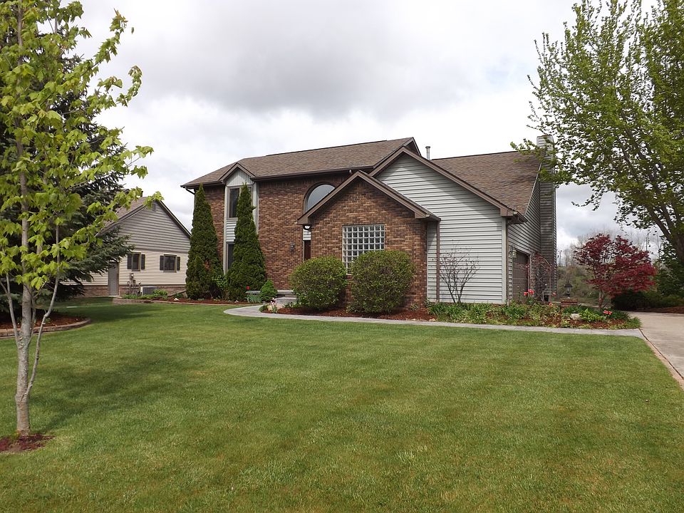 1st image of 760 Lakes Edge Dr