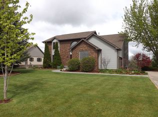 760 Lakes Edge Dr, Oxford, MI 48371
