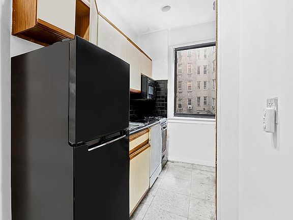 3rd image of 315 E 77th St APT 2D