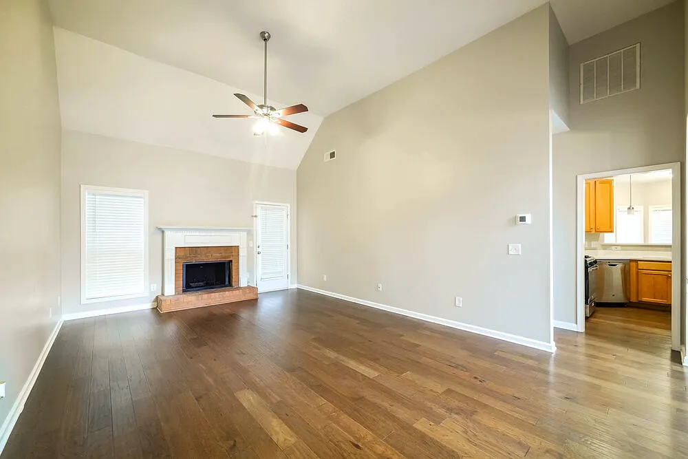 3 bed, 2.0 bath, 1711 sqft, $2,295 — Photo 4