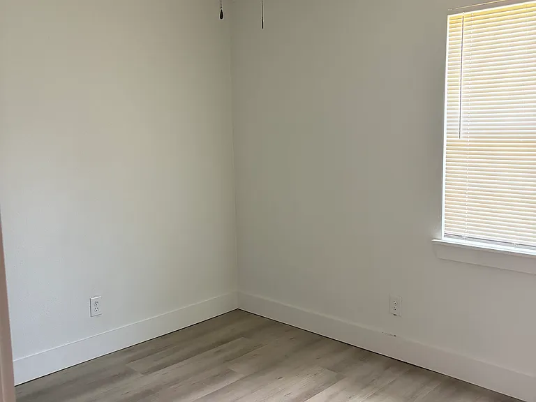 1729 E Woodrow St — Photo 5