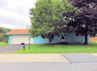 1042 Shadow Oaks Ln, Slatington, PA 18080