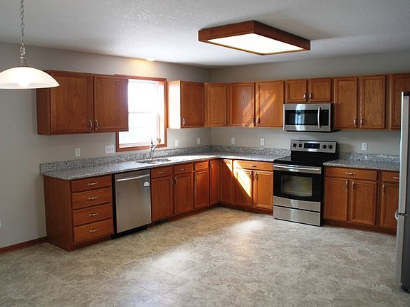 4th image of 1345 Finch Dr