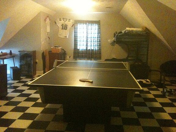 Gameroom w/ pool & pingpong table