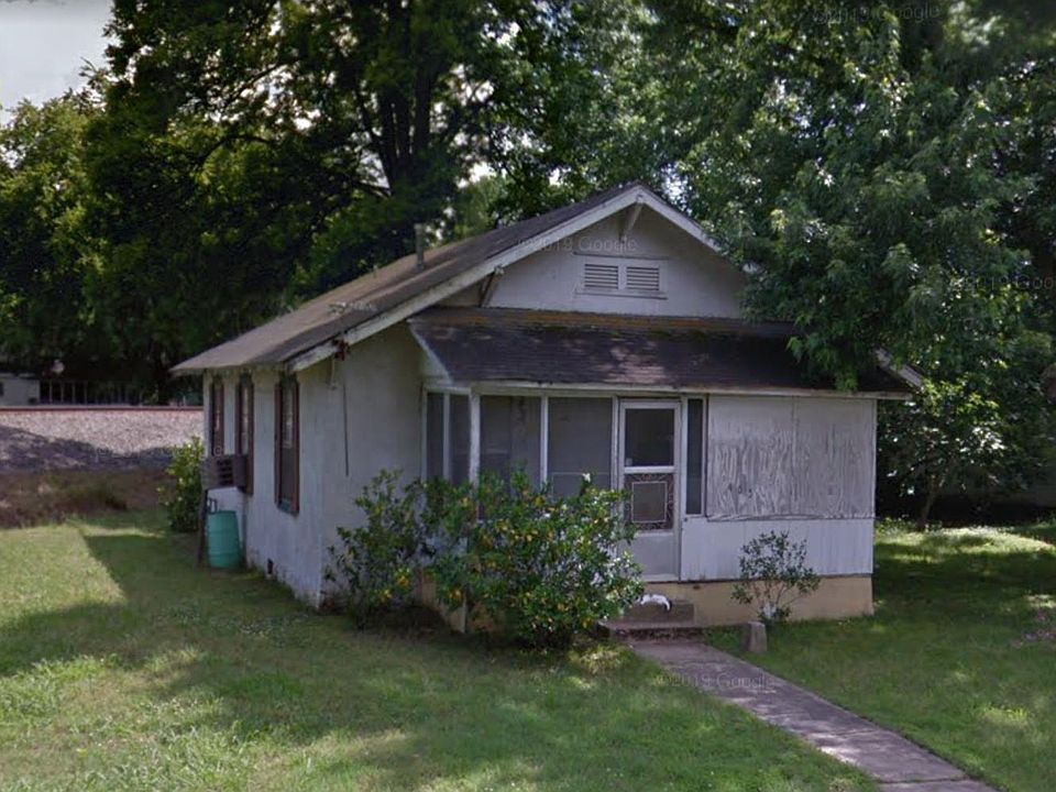 1st image of 405 W 3rd St