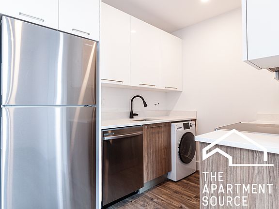 2nd image of 941 W Winona St #609