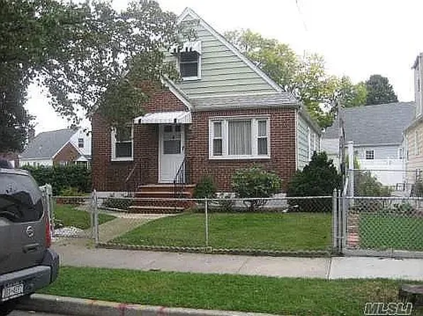 8418 Commonwealth Blvd, Bellerose, NY 11426