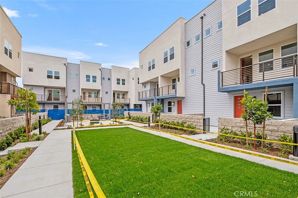3 bed, 2.5 bath, 1799 sqft, $4,350 — Photo 3
