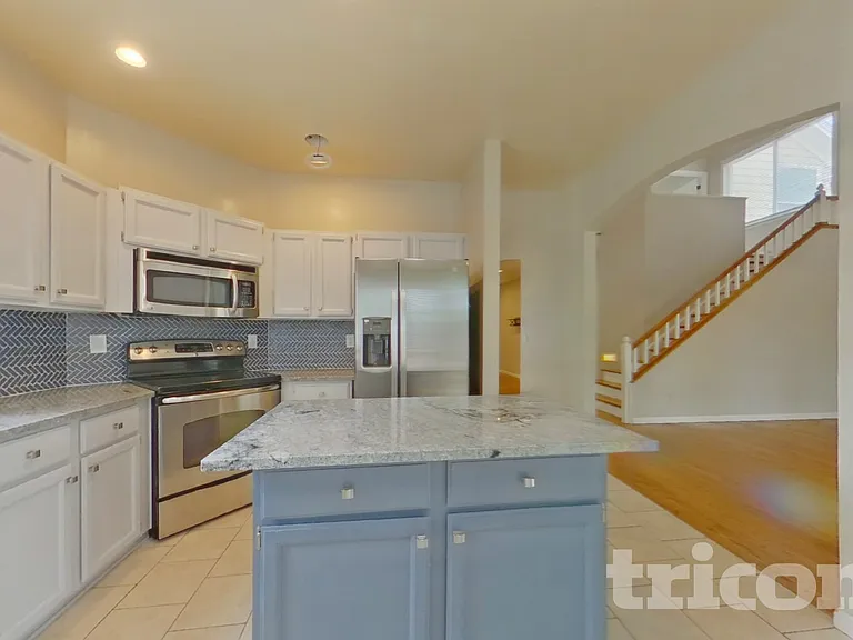 16240 Quarry Hill Dr — Photo 5