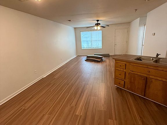 5th image of 18 Dean Manor Dr