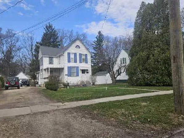 831 Clay St, Woodstock, IL 60098