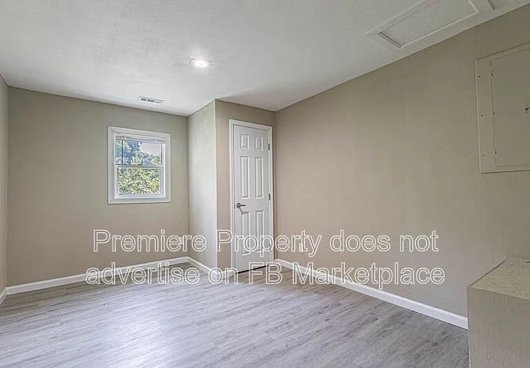 912 E Frederick St — Photo 12
